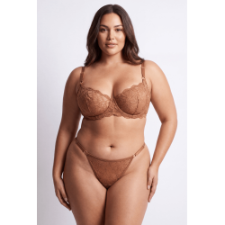 String taupe en dentelle avec bijou cœur doré