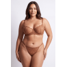 String taupe en dentelle avec bijou cœur doré