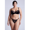 String noir en dentelle avec bijou cœur doré