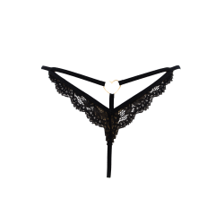 String noir en dentelle avec bijou cœur doré