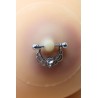 Paire de cache-tétons ornés d’un piercing barre en demi-anneau avec strass, pour peau claire. 
