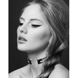 Collier en cuir noir SM avec bande de strass et coeur métal argenté 